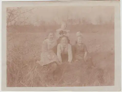 (F17828) Orig. Foto Kinder sitzen auf Wiese 1920er