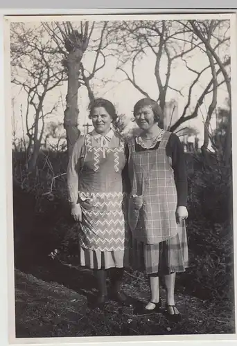 (F17827) Orig. Foto zwei Damen m. Schürzen stehen im Freien 1920/30er