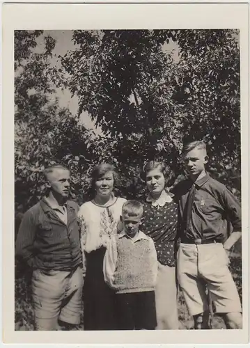 (F17819) Orig. Foto Personen stehen im Freien 1920/30er