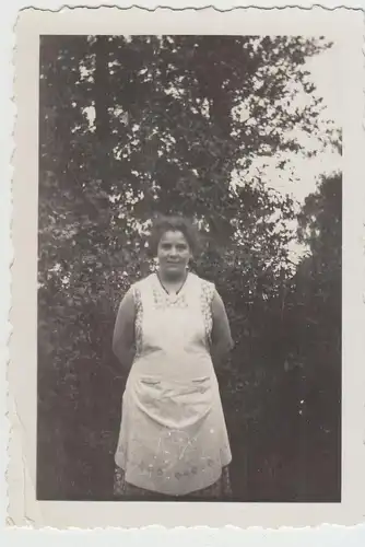 (F17817) Orig. Foto Frau steht im Freien 1930er