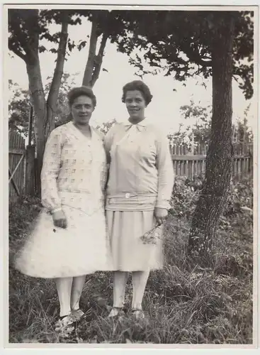 (F17816) Orig. Foto Personen stehen in einem Garten in Warin 1929