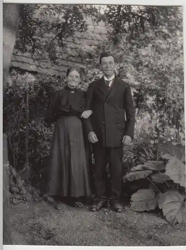 (F17815) Orig. Foto älteres Paar steht in einem Garten in Warin 1930er