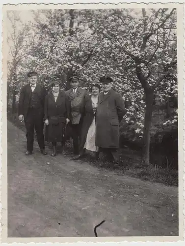 (F17812) Orig. Foto Personen im Freien, Baumblüte 1920/30er