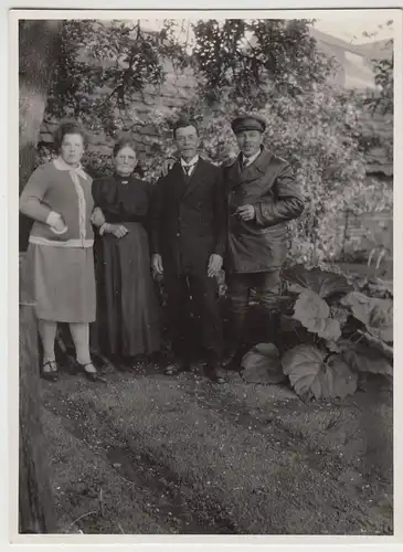 (F17806) Orig. Foto Personen stehen in einem Garten 1929