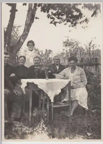 (F17805) Orig. Foto Personen sitzen in einem Garten in Warin 1929