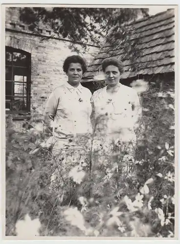 (F17804) Orig. Foto Frauen stehen in einem Garten in Warin 1929