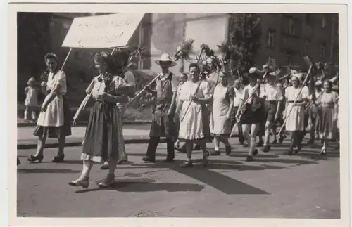(F17791) Orig. Foto Straßenumzug Bauern m. Rechen, Banner >Frieden< 1940er