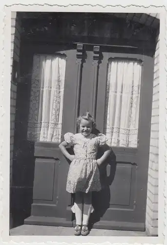 (F17790) Orig. Foto Mädchen Renate Ranft an der Haustür 1938