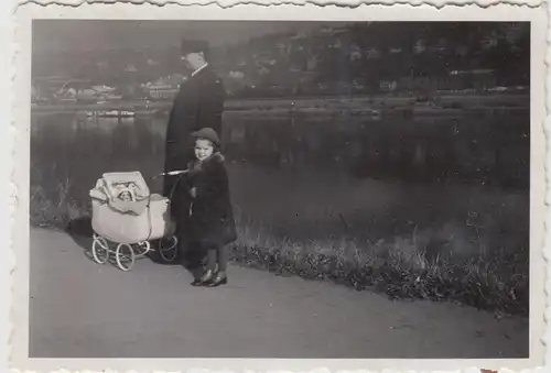 (F17788) Orig. Foto Dresden, Mädchen m. Puppenwagen an der Elbe 1936