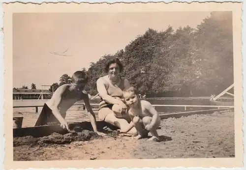 (F17781) Orig. Foto Dehnitz, Personen im Freibad >Goldenes Tälchen< 1935