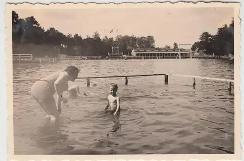 (F17777) Orig. Foto Dehnitz, Personen im Freibad >Goldenes Tälchen< 1935