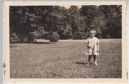 (F17776) Orig. Foto Leipzig, kleines Mädchen in einem Park 1935