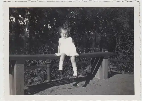(F17773) Orig. Foto Leipziger Zoo 1934, kleines Mädchen sitzt auf Bank