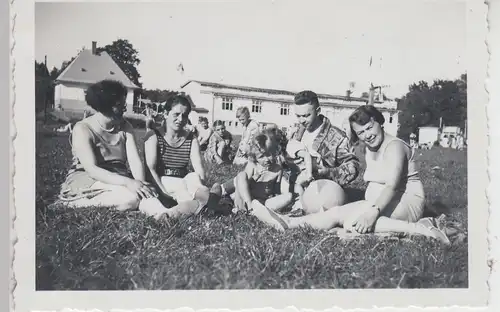 (F17763) Orig. Foto Dehnitz, Personen im Freibad >Goldenes Tälchen< 1934