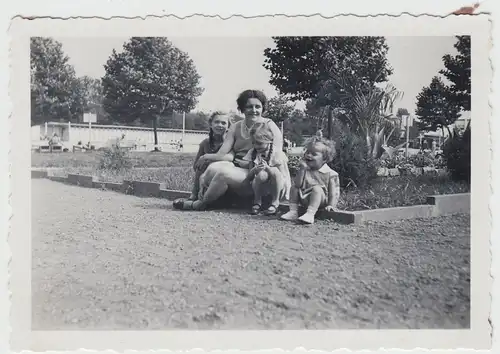 (F17760) Orig. Foto Frau u. Mädchen im Familienbad Taucha 1934
