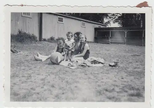 (F17759) Orig. Foto Frau u. Mädchen im Familienbad Taucha 1934