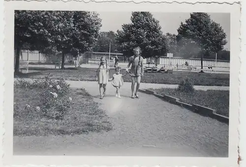 (F17758) Orig. Foto Mädchen im Familienbad Taucha 1934