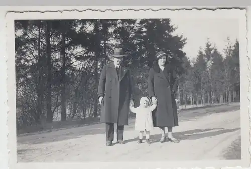 (F17756) Orig. Foto Osterspaziergang mit Kleinkind Renate Ranft 1934