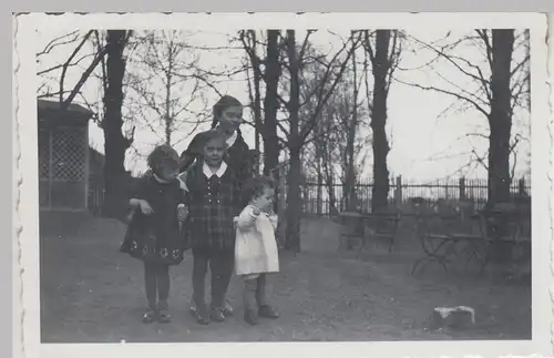 (F17755) Orig. Foto kleine Mädchen in einem Biergarten 1934