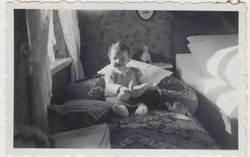(F17753) Orig. Foto Kleinkind Renate Ranft zu Hause a.d. Bett 1933