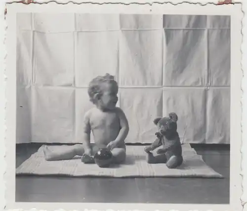 (F17749) Orig. Foto Kleinkind Renate Ranft mit Teddybär 1933