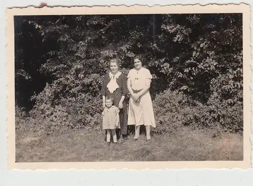 (F17740) Orig. Foto Frauen und Mädchen im Freien, Sommer 1935