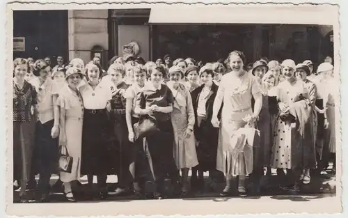 (F17739) Orig. Foto Frauen, große Gruppe auf Straße, Ausfahrt 1930er