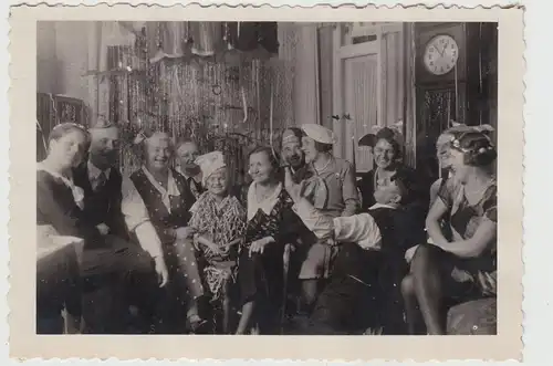 (F17737) Orig. Foto Personen im Wohnzimmer, Sylvester 1930er