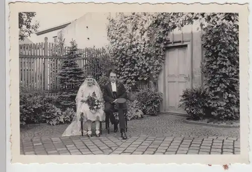 (F17731) Orig. Foto Hochzeitspaar sitzt im Freien 1930er