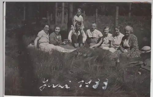 (F17729) Orig. Foto Personen auf Wiese am Wald, Picknick 1933