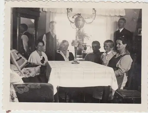 (F17728) Orig. Foto Personen sitzen am Wohnzimmertisch 1931