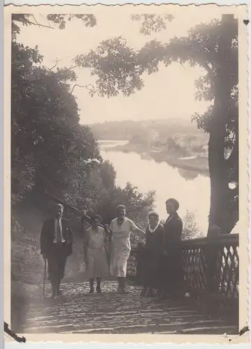 (F17719) Orig. Foto Personen wandern, Treppe am Fluss unbek. 1930er