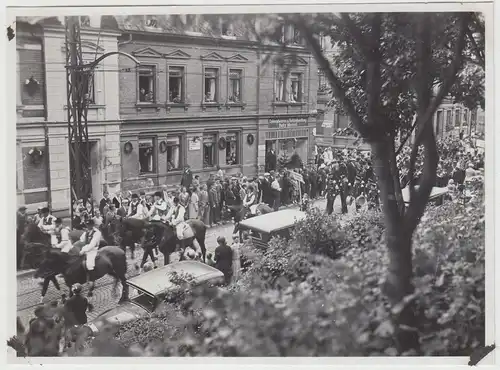 (F17716) Orig. Foto Festumzug auf einer Straße, große Stadt unbek. 1920er