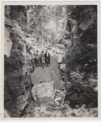 (F17715) Orig. Foto Personen auf Felsen, Wanderung 1920er