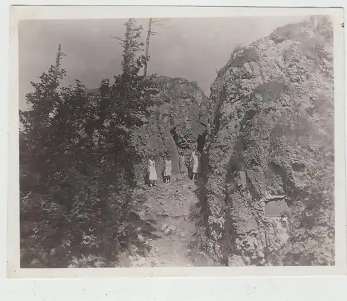 (F17713) Orig. Foto Kickelhahn, Personen auf Hermannsfelsen 1920er