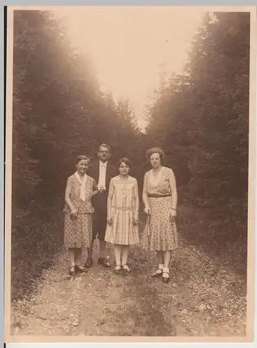 (F17707) Orig. Foto Personen auf einem Waldweg in Martinroda 1920er