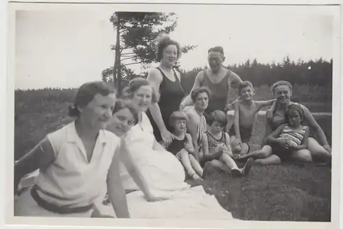 (F17703) Orig. Foto Personen auf Wiese, Badekleidung, bei Schkeuditz 1928