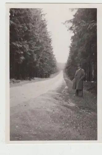 (F17701) Orig. Foto Mann am Rand einer Waldstraße 1920er