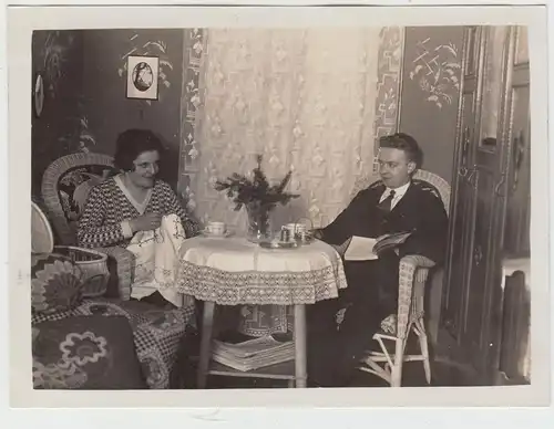 (F17699) Orig. Foto Frau Charlotte u. junger Mann Rudolf zu Hause a. Tisch 1927