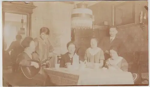 (F17697) Orig. Foto Personen m. Mandoline am Kaffeetisch 1926