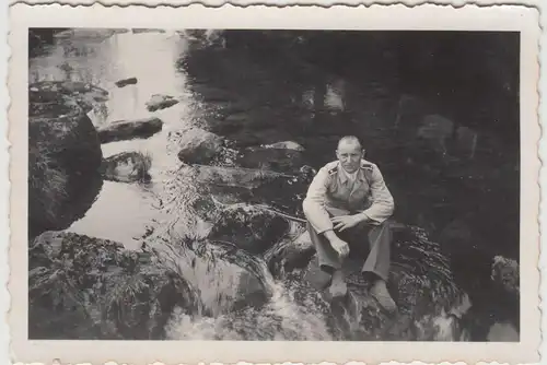 (F17695) Orig. Foto deutscher Soldat sitzt a. Stein im Bach 1940er