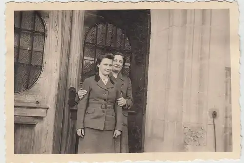 (F17689) Orig. Foto Frauen am Eingang eines großen Gebäudes 1930er
