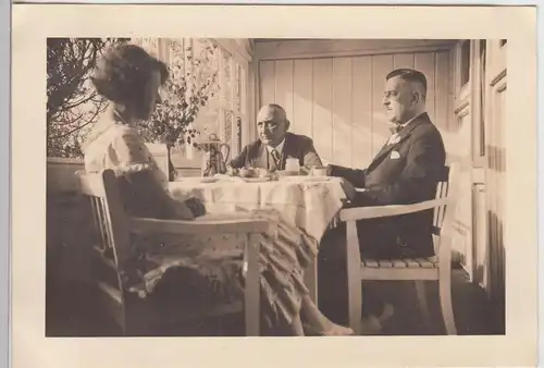 (F17687) Orig. Foto Personen auf Veranda, Haus in Neuhausen 1932