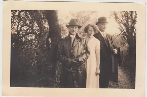 (F17686) Orig. Foto Personen, Spaziergang im Wald bei Neuhausen 1932