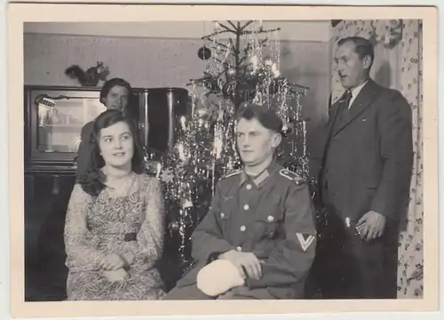 (F17684) Orig. Foto Personen, Soldat in Wohnstube am Weihnachtsbaum 1930er