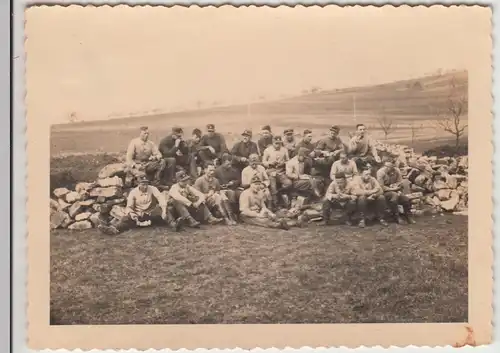 (F17679) Orig. Foto deutsche Soldaten an Steinmauer im Freien 1930er