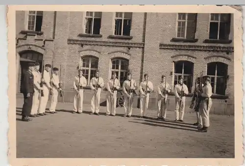 (F17678) Orig. Foto deutsche Soldaten angetreten im Kasernenhof 1930er