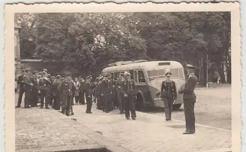 (F17676) Orig. Foto deutsche Soldaten am Autobus 1930er