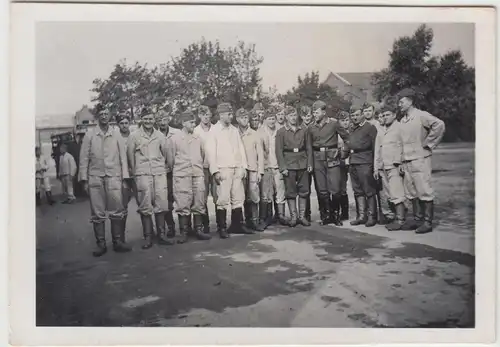 (F17653) Orig. Foto Meffersdorf, Uni?cice, deutsche Soldaten i. Freien 1940er