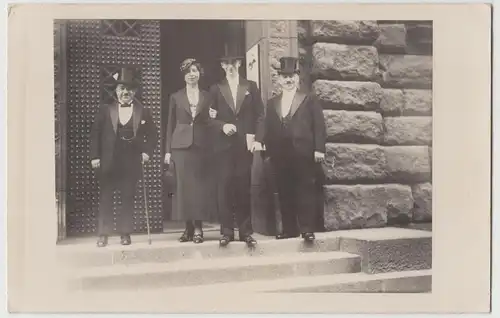 (F17649) Orig. Foto Herren in Zylinder, Paar vor einem Gebäude 1930/40er